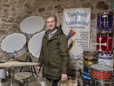Rocco, il falegname che realizza gli strumenti a percussione a mano